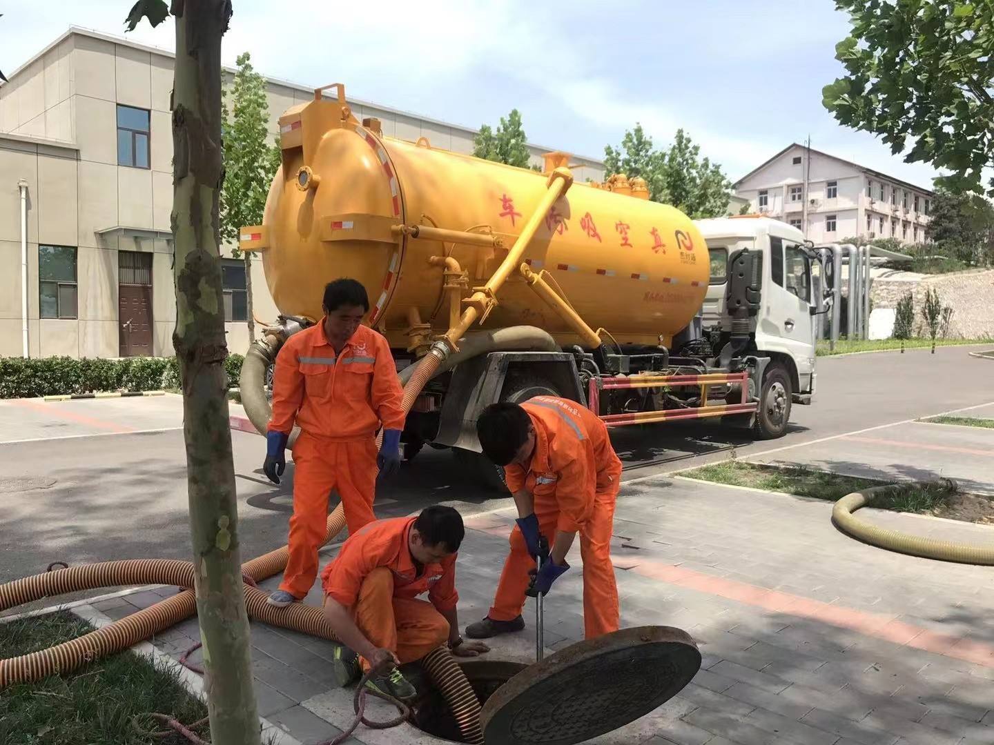 南川管道疏通车停在窨井附近